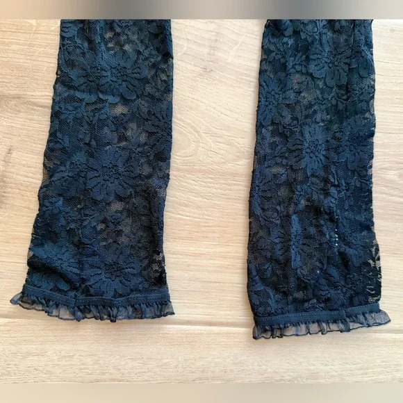 Black Lace Fingerless Gloves - Picture 3 of 3